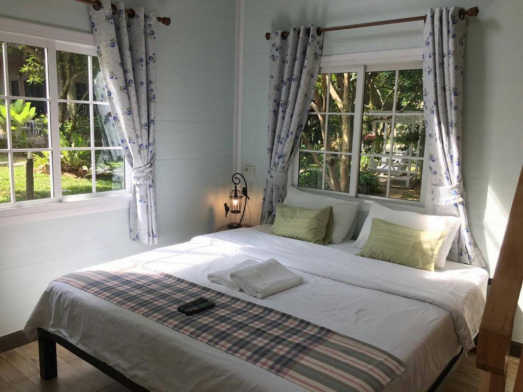 Baan Pong Tara Hotel Suan Phueng Exterior photo