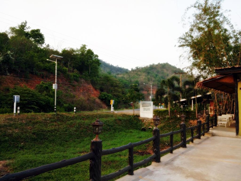 Baan Pong Tara Hotel Suan Phueng Exterior photo
